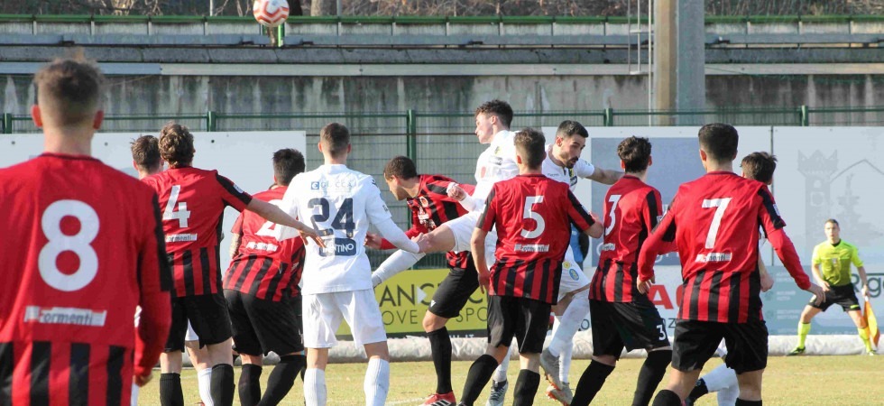 Galazzini incorna il pallone del due a zero: per il classe 2000 si tratta del primo centro con la maglia del Trento (foto C